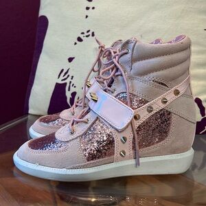 Pink studded booties, sz 6, groove